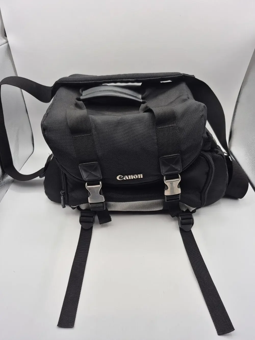 Canon 200DG Deluxe Camera Bag With Shoulder Strap and 1 Divider